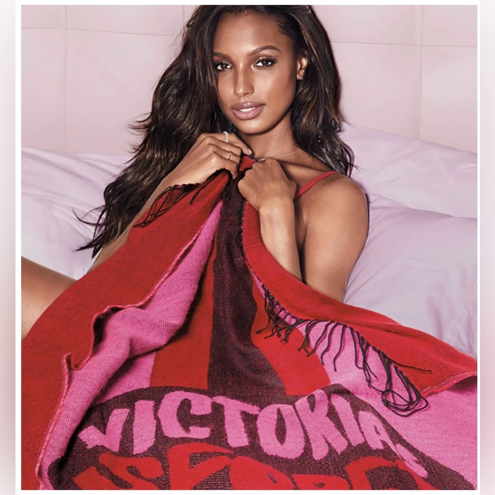 NWOT Victoria's Secret Fringe Throw Blanket Limited Edition Logo Lip Red Pink - Picture 3 of 4